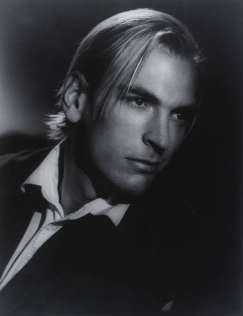 Happy birthday Julian Sands. My favorite film with Sands is A room with a view, a film very close to my heart. 