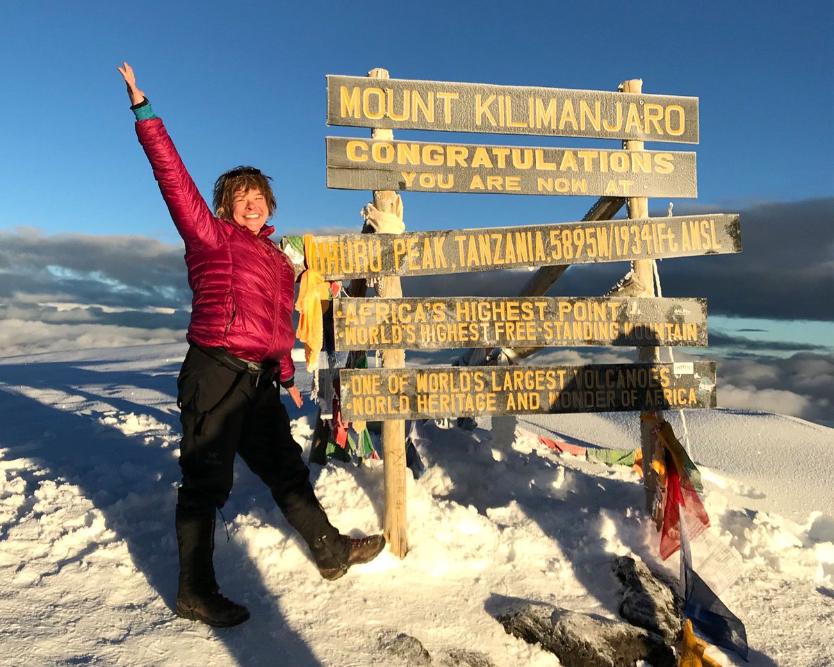 MerGarza's tweet photo. También fue la primera atleta trans en escalar el Everest, esto sucedió en Agosto 2021. Su intención es escalar los 7 picos más altos, acá les dejo un video en donde habla de el reto y de su viaje personal
#Transending #ErinParisi
https://t.co/NdhvdY475r 🏳️⚧️ https://t.co/gkt9aijH6L