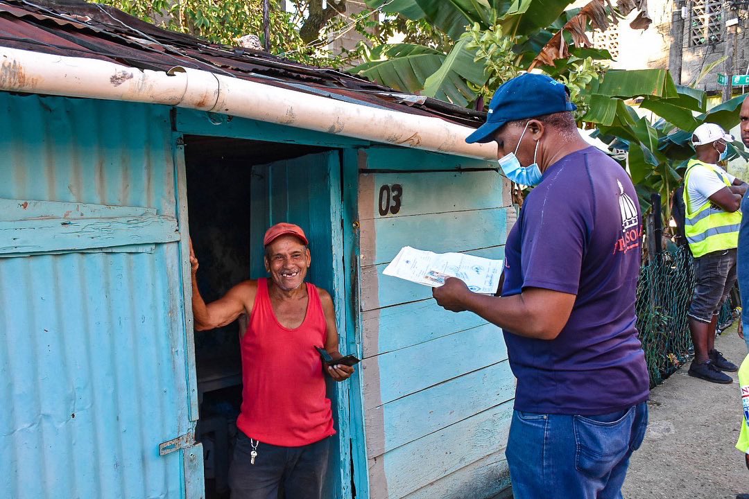 PlansocialRD's tweet photo. ¡Un sinnúmero de familias del sector Los Guaricanos, Villa Mella recibieron el 2022 con un techo digno para su familia! 🤩

En este nuevo año seguiremos trabajando para mejorar la calidad de vida de quienes más lo necesiten. 🙌🏼

#PlanSocialRD #EstamosContigo #Techados https://t.co/qAhPcsp6Uy