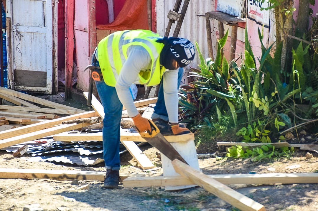 PlansocialRD's tweet photo. ¡Un sinnúmero de familias del sector Los Guaricanos, Villa Mella recibieron el 2022 con un techo digno para su familia! 🤩

En este nuevo año seguiremos trabajando para mejorar la calidad de vida de quienes más lo necesiten. 🙌🏼

#PlanSocialRD #EstamosContigo #Techados https://t.co/qAhPcsp6Uy