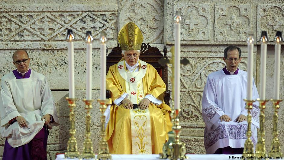dw_espanol's tweet photo. El papa emérito #BenedictoXVI “encubrió abusos sexuales contra menores” cuando era arzobispo, dicen medios https://t.co/053nqDFIWn (jov) https://t.co/j7Hqh1yu5b