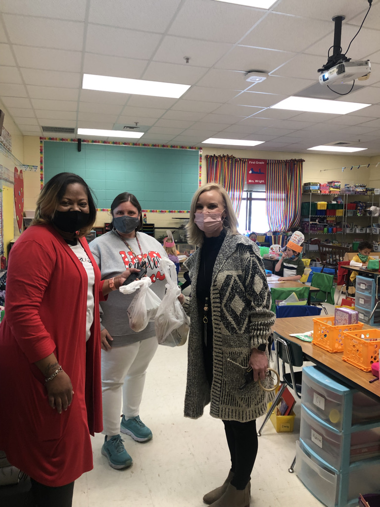 Off to a great start! Mrs. Freeman and Mrs. Pharo have hit the ground running. They are delivering lunches to our K-1 students due to construction. We are so excited to have them leading our Horizon family! <a href="/madisonschools/">Madison City Schools</a> #horizonrocks