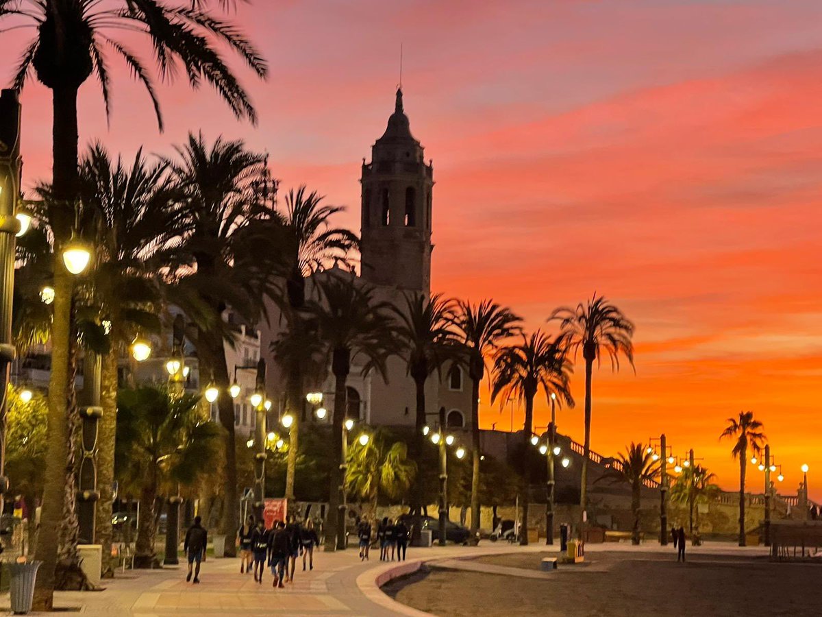 _ToddBeane's tweet photo. JTERM DAY ONE: Delighted to be back in action first thing this morning at TOVO Academy Barcelona. 30 teenagers on the seaside walk to the stadium through historic Sitges. #TOVO https://t.co/OOYI3DbpjI