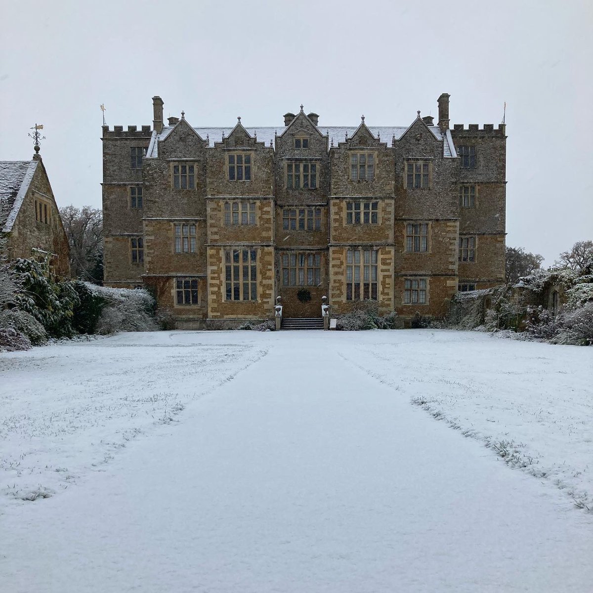 TheRebeccaRiots's tweet photo. 🚨AWESOME JOB 🚨  I’m moving on to my new role soon, but you could have my amazing old job and work in these stunning places! https://t.co/sda1JYw5ew https://t.co/Nb1NdhftPm