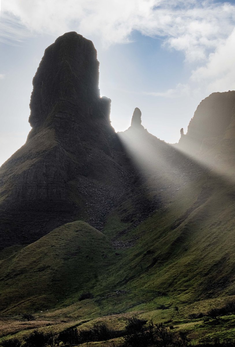 EdSligo's tweet image. Picnic at Eagles Rock. What could possibly go wrong? This Leitrim landmark had me gobsmacked with an amazing solar light show today until the hail arrived and turned it all grey.