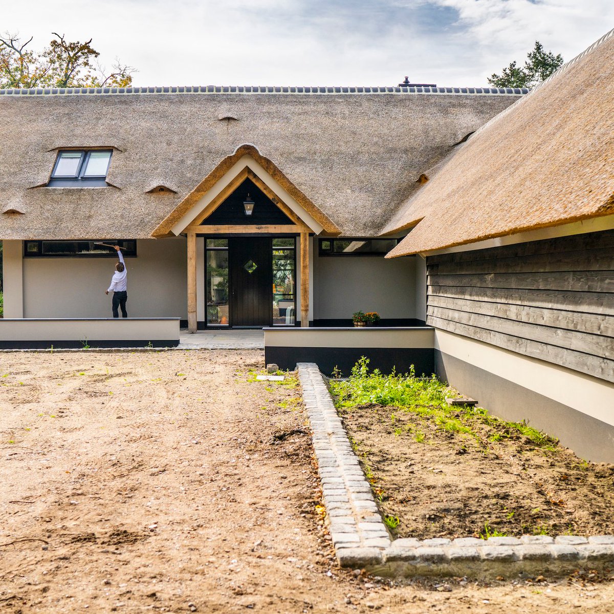 Een huis een complete transformatie geven, dat is een van de mooiste dingen van ons vak. Bij deze woning hebben wij de totaalverbouwing gedaan. Met een resultaat dat er mag wezen! derietdekker.nl  #derietdekker #riet #huismakeover #woonvilla #woonvillanaardroomvila