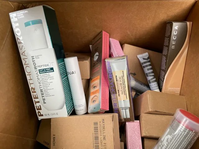 felix4change's tweet photo. In December, we delivered boxes of high-end skincare and beauty products to our teen girls at the Childrenโs Home of Poughkeepsie! ๐Shout out to our nonprofit partners, @TicketToDream and #ProjectGlimmer, for this wonderful donation to brighten the holidays for our youth. ๐
๐ผ https://t.co/sDNT7fGtmu