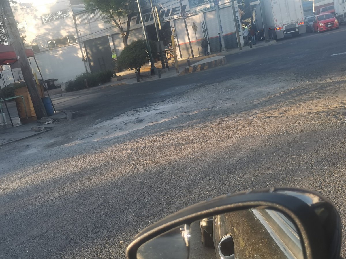 ale_tinker_mtz's tweet photo. @GobCDMX Buen día, en la esquina de Av Ceylan y Av Maravillas en @AzcapotzalcoMx esta lleno de baches, prácticamente toda la calle tiene baches, por favor arreglen se supone que tiene poco que repavimentaron pero quedo muy mal esa esquina. https://t.co/nzXL83zRV7