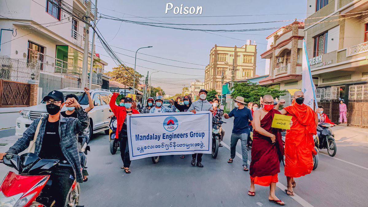 Mandalay Engineers Group is fearlessly taking over the streets and chanted revolutionary slogans to overthrow the Military dictatorship despite the Difficulties. #4122_ToFederalDemocracy #2022Jan4Coup #WhatsHappeningInMyanmar