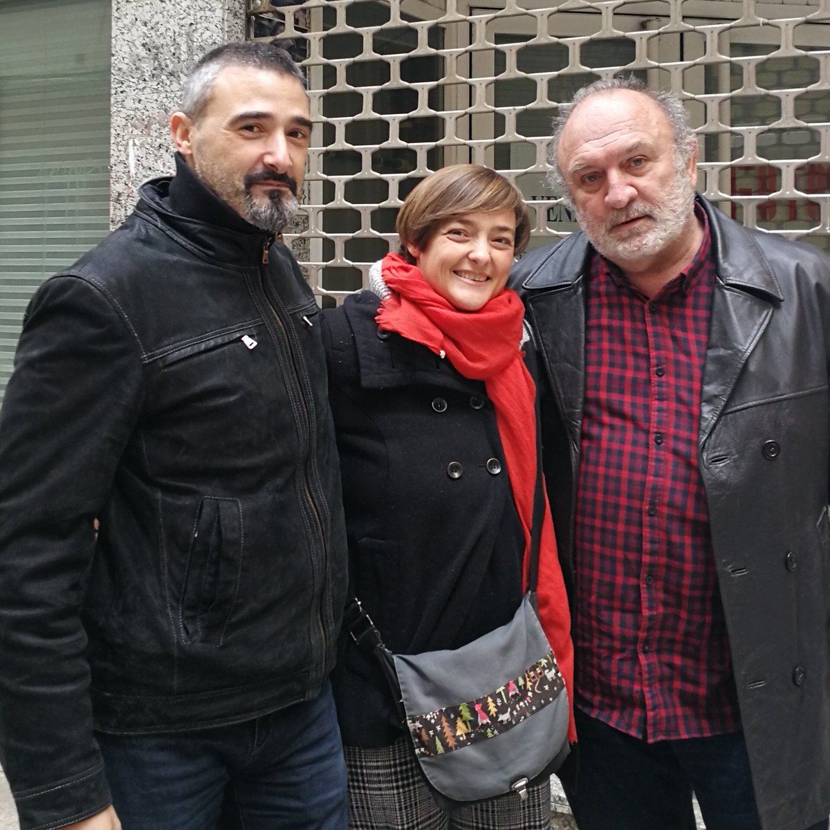 Sandra_Araguas's tweet photo. Vermut de lujo con los caballeros andantes que han hecho realidad que el pregón de la Feria del libro de Huesca tomara forma en papel. Gracias, Antonio Santos y David Adiego. Y un lujo que los amigos acudan a celebrarlo, Ana Libros e Isidro Ferrer. Huesca, cuánta gente bonita. https://t.co/go7SJ608UD