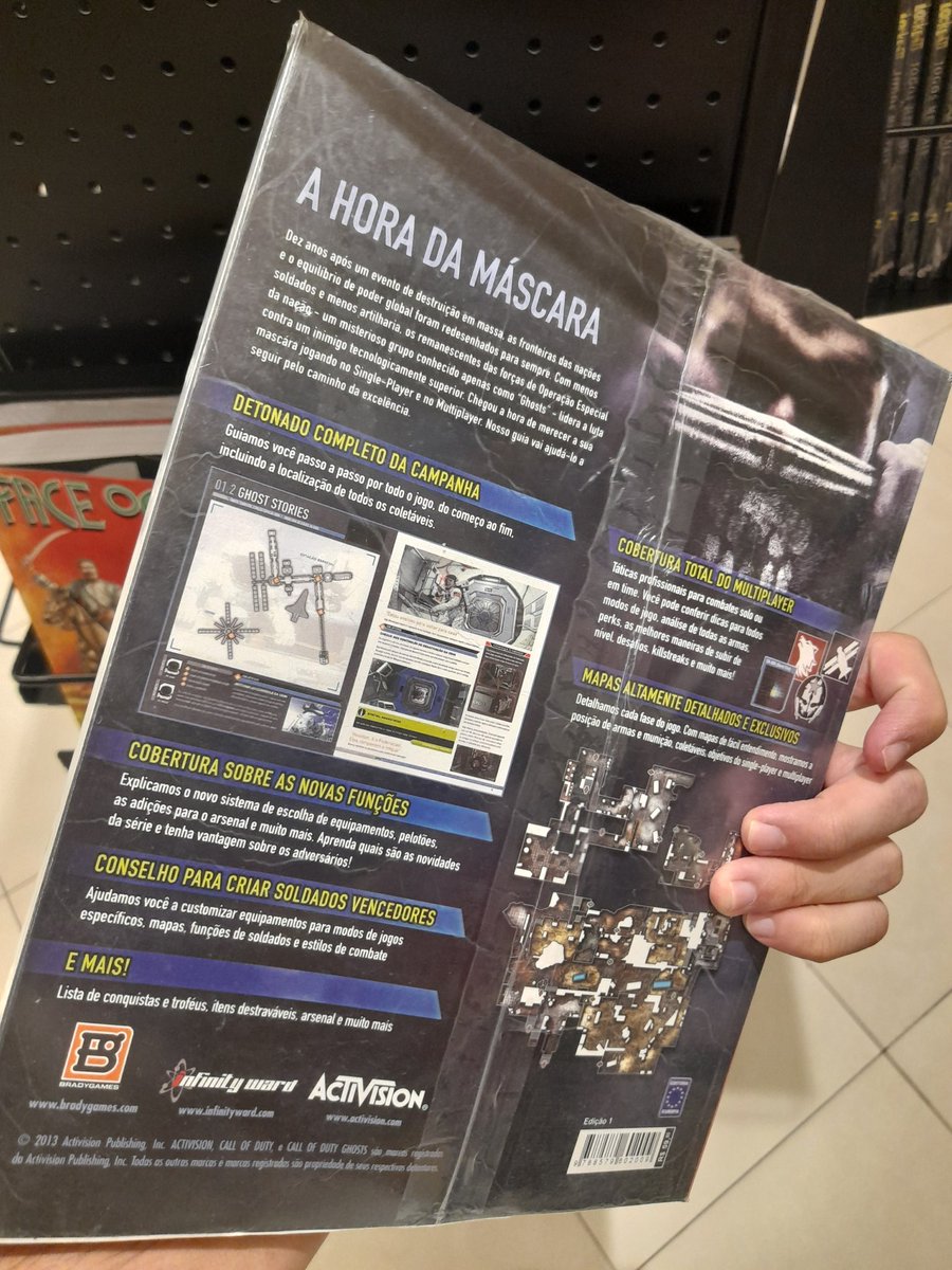 Olha essa raridade. Época de auge do COD (apesar desse game não ser tão bom)... tínhamos um guia completo sobre o jogo nas livrarias.