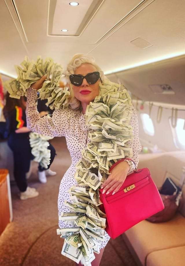 suporteladygaga's tweet photo. Essa é a Lady Gaga da fortuna, não a ignore e seu 2022 será pró$pero 💵🤑 https://t.co/o8SZxftENb