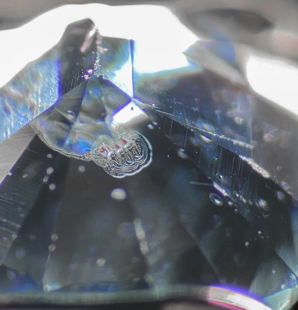 #IGELab | Uno de los signos más comunes que nos pueden indicar que un zafiro ha sufrido un tratamiento térmico son los cristales alterados con una forma característica de “atolón” como los de las fotos, en este caso de un llamativo color rojo porque son cristales de pirocloro