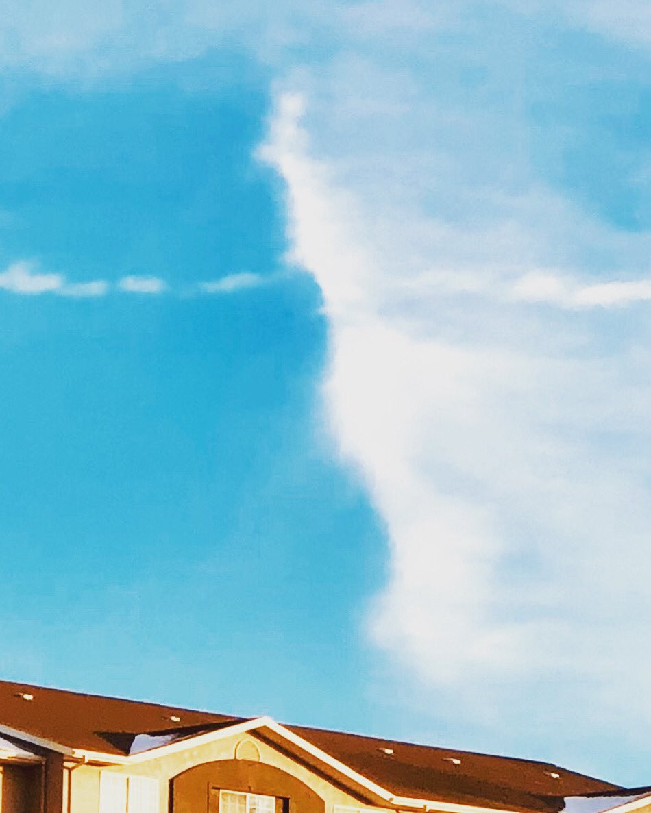 theufosecret's tweet image. Cross shaped clouds in the Utah sky.
#signs #watchforsigns #god #holycross #clouds #cloud #utah #utahclouds #unusualclouds #theufosecret