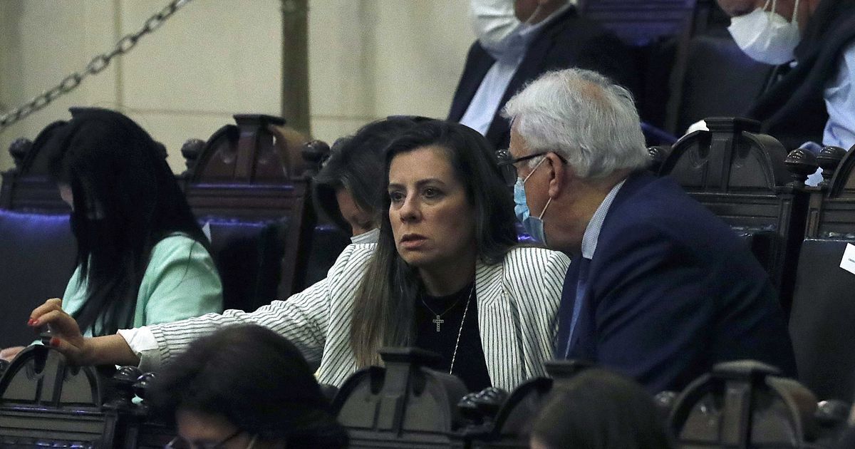 lacuarta's tweet photo. “Así de irresponsable es ella”: pifian a Tere Marinovic por negarse a usar la mascarilla en votación de la CC https://t.co/RxQbaRtJIH https://t.co/HuiC1iRjkY
