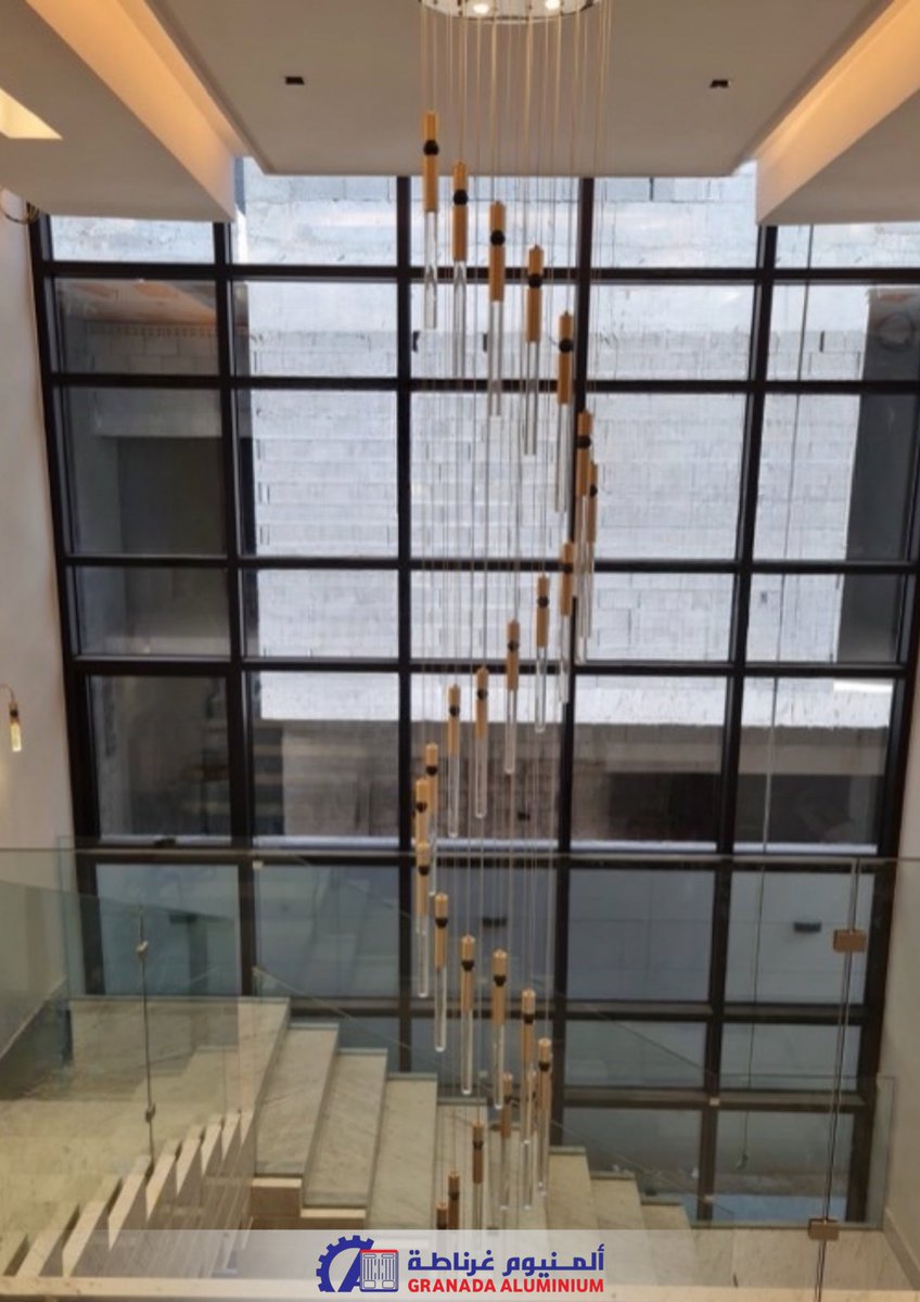 GranadAluminium's tweet photo. من مشاريعنا الحالية واجهة ممتدة لدورين بامتداد الدرج.  لوحة فنية من الكرتن وول اللون انودايز اسود وزجاج عاكس HD رمادي. #الكود_السعودي_للمباني_السكنية #تنفيذ_غرناطة https://t.co/sXmFoHGzEk