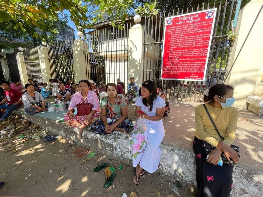 Danial_Phyo's tweet photo. SAC has not yet issued an amnesty order on Independence Day, January 4, and family mem: are waiting in front of the INSEIN PRISON. In #NLD GOV: prisoners were released every Independence Day, leaving family mem: waiting in front of the jail with hope.

#WhatsHappeningInMyanmar https://t.co/iV5NIhGoUO