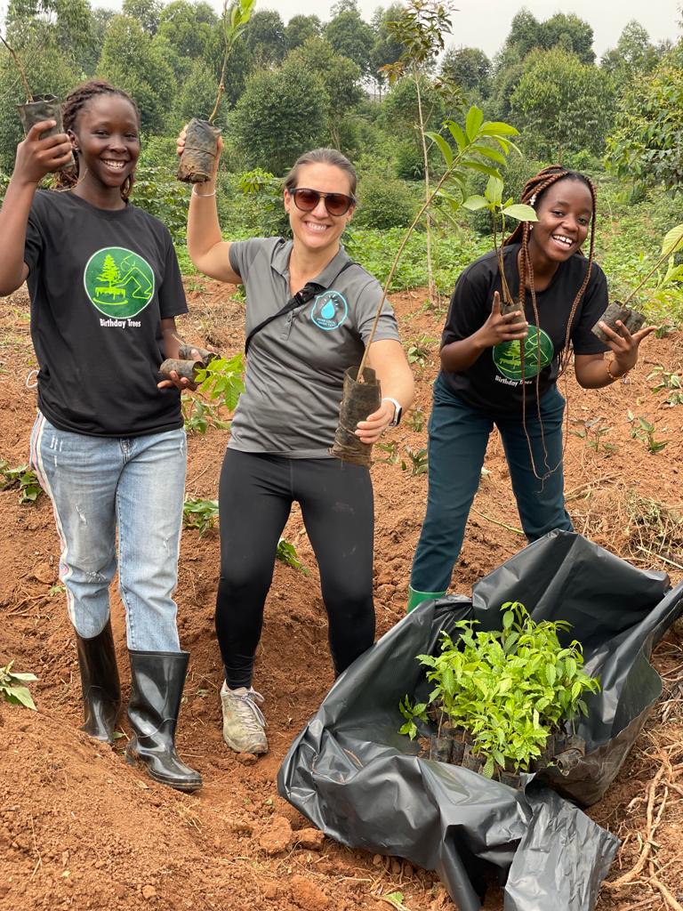AyikoruLisa's tweet photo. Today, together with @ErinDeeHuber and  @Leahinitiative we celebrated the 100th project of drink local drink tap by planting 100 trees. The more we inspire  people to plant trees , the better it would be in controling the climate crisis. https://t.co/h3mK2tnpBW