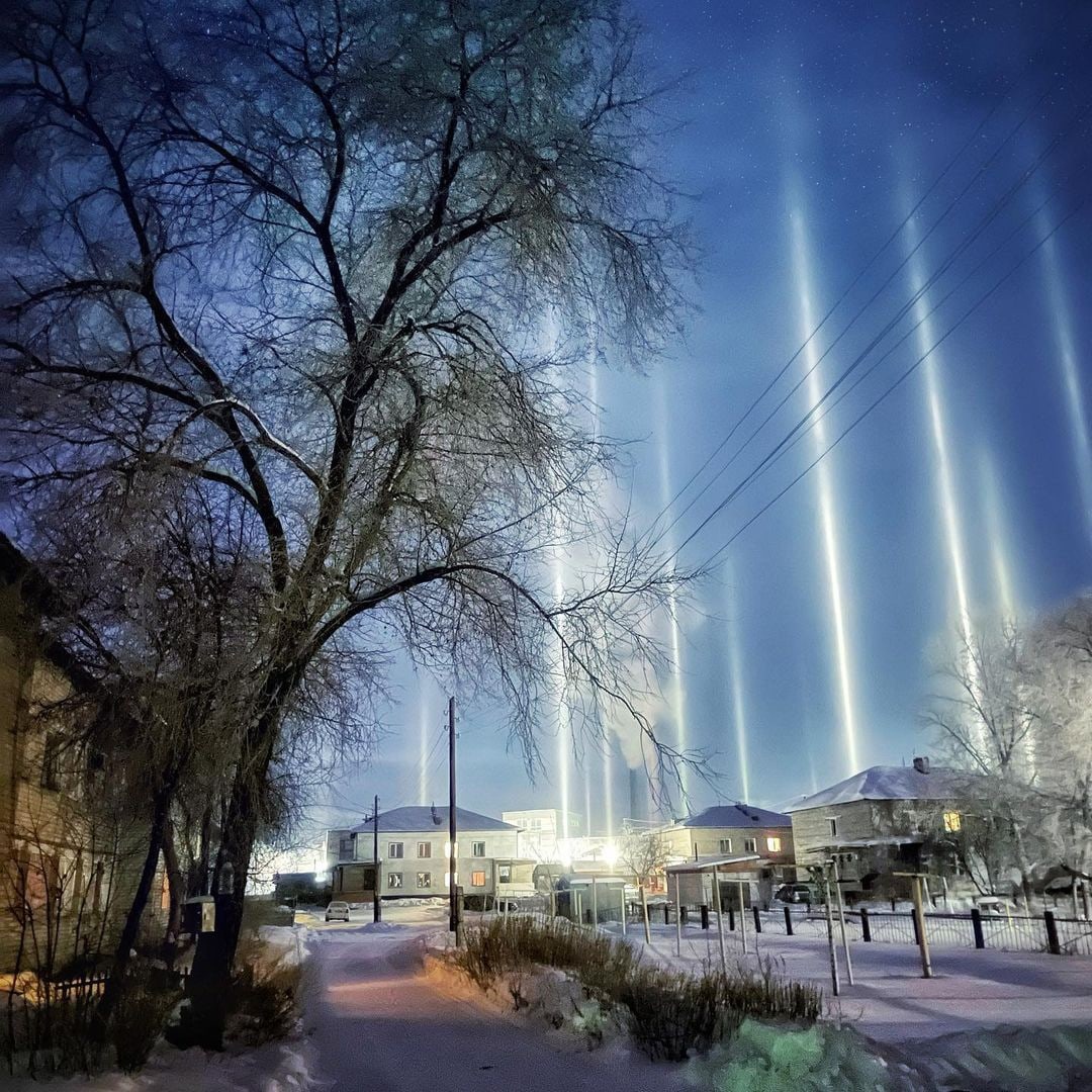 Superbes piliers de lumière à Kamen-na-Obi en #Russie, ce 3 janvier ! #lightpillars 