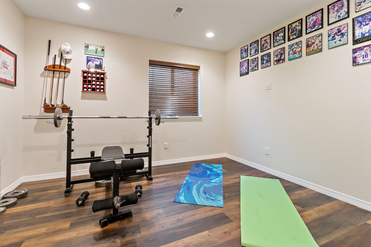 Looking to start the new year off right? Home gyms are a popular choice for homeowners when it comes to finishing their basement.

#expectmore #generalcontractor #basement #basementfinish   #womanownedconstruction #coloradoconstruction #homegym #gym #fitness #newyearsresolution