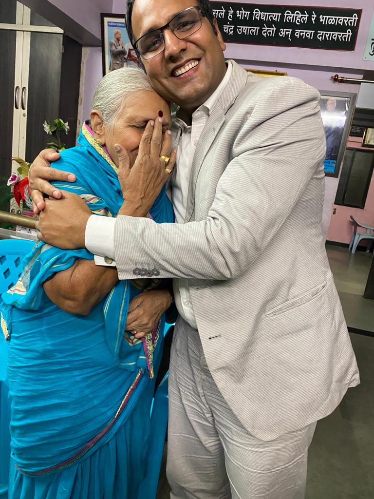 coachbsr's tweet photo. ��ारतीय सामाजिक कार्यकर्ता, पद्म श्री पुरस्कार से सम्मानित सिंधुताई सपकाल का पुणे में निधन हो गया है।
ईश्वर दिव्य आत्मा को शांति प्रदान करें।🙏🙏

74 वर्षीय सिन्धु ताई सपकाल ने आज पुणे के गैलेक्सी केयर अस्पताल में अंतिम सांस ली।  

#CoachBSR #SindhutaiSapkal https://t.co/kWAfi1Z8bH