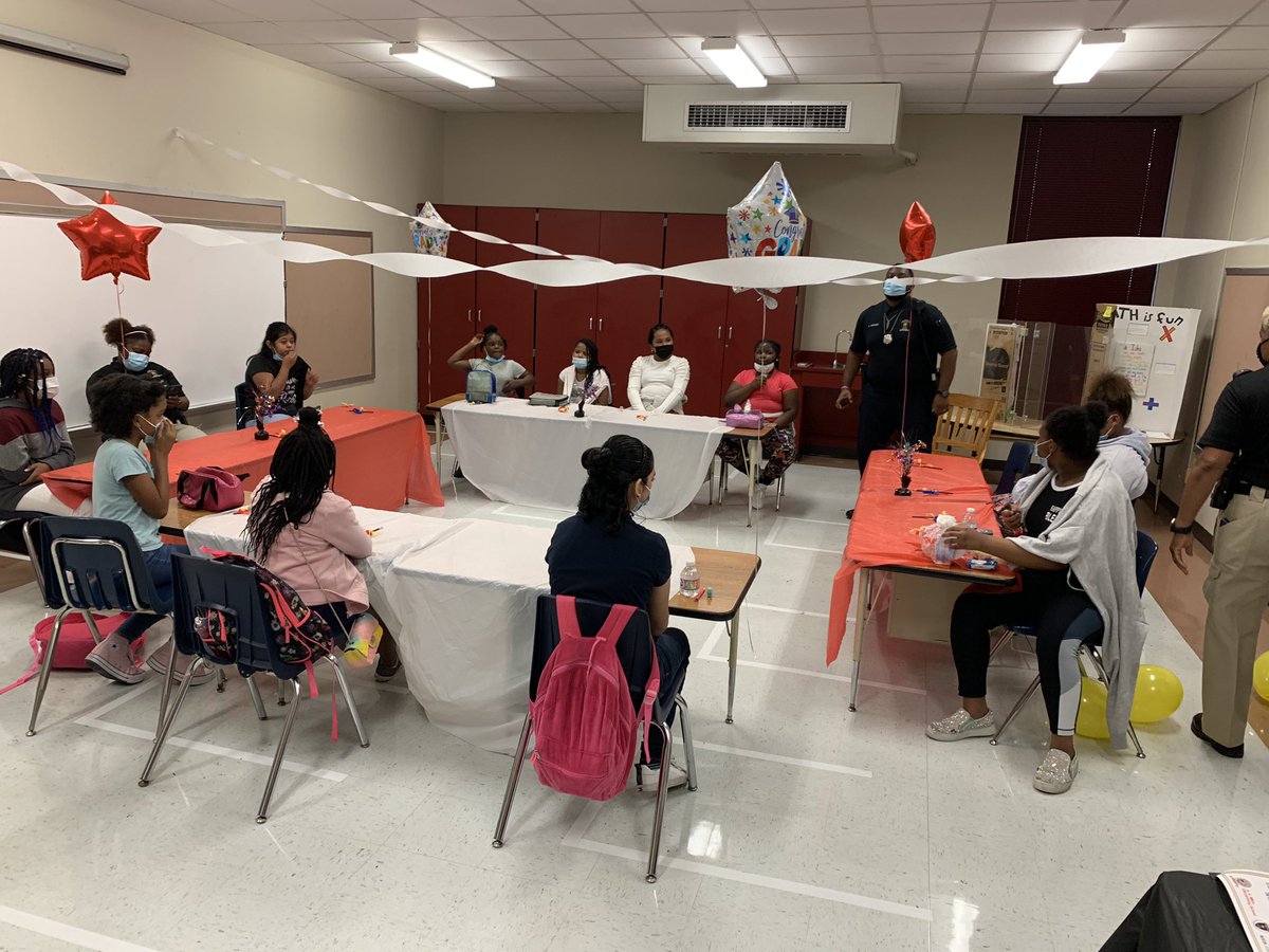 MilneSupport's tweet photo. @HISDPolice Engaging with Milne ES 4th and 5th grade Scholars! https://t.co/odGUkqLn8r