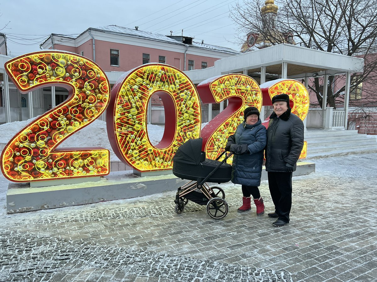 Maria_Roshchina's tweet photo. Сегодня на прогулке угостила маму с папой трндельником😁 Людям советской закалки, привыкшим к традиционному вкусу докторской и определенному виду пончиков, все-таки зашло чешское лакомство😇 https://t.co/iHIVYT0Cqq
