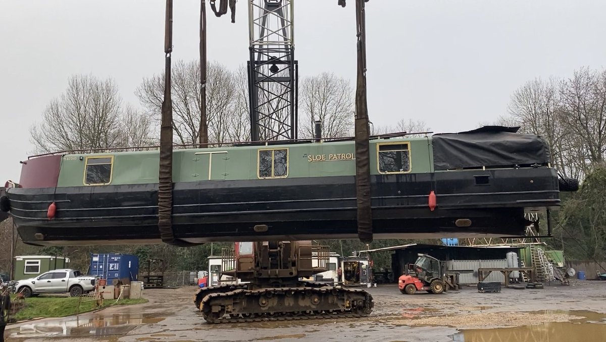 NarrowboatJames's tweet photo. Lifting a #Boat - not a problem for the guys @pandsmarine   https://t.co/I1ekc9xJDw via @YouTube https://t.co/baUdLHweEJ