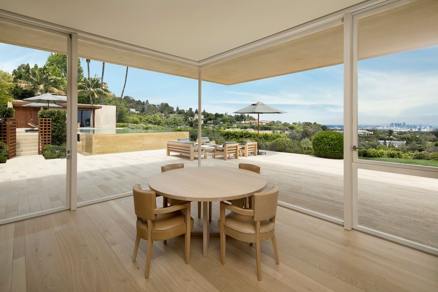 Bitcoin's tweet photo. A fancy new $133m house for @coinbase CEO @brian_armstrong that spans 4.6 acres and includes a roughly 19,000-square-foot minimalist-style mansion. He became one of the world’s richest people when @Coinbase went public in April 2021.

https://t.co/fidjtkTm10 https://t.co/KTIxS34IIr