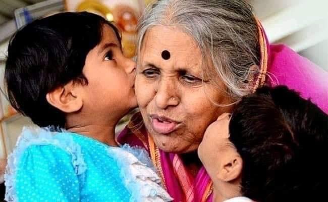 RamdasLagad7's tweet photo. अनाथांची माय हरपली!
पद्मश्री, अनाथांची माय, थोर समाजसेविका सिंधुताई सपकाळ यांचे हृदयविकाराच्या झटक्याने निधन. 
माईला भावपूर्ण श्रद्धांजली. 🙏🏻 https://t.co/evnb1D1ldH