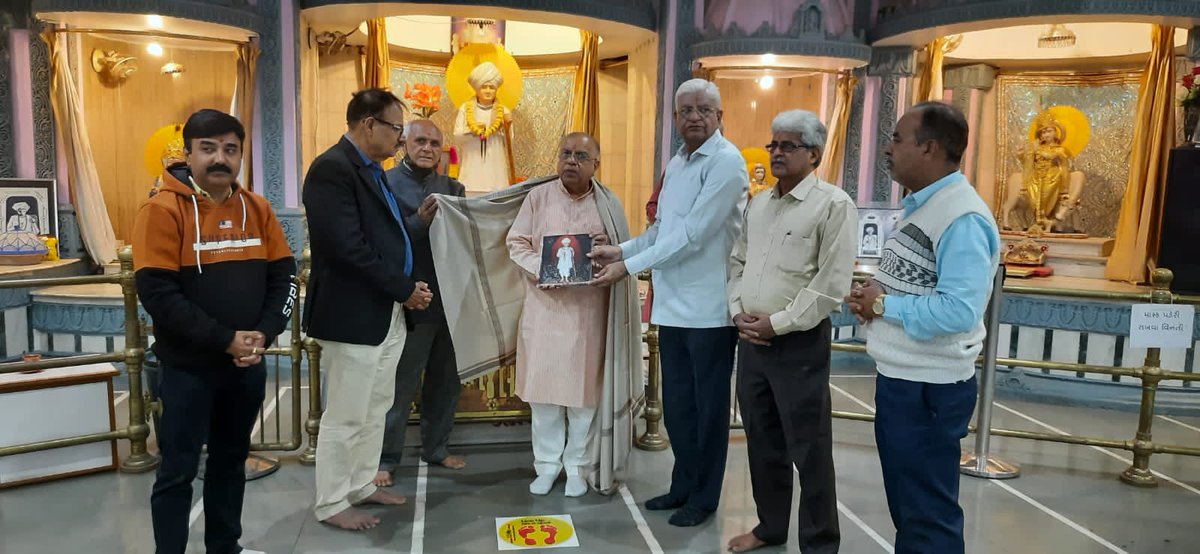 pradippkhimani's tweet photo. કેન્દ્ર સરકાર દ્વારા પ્રદીપભાઇ 
ખીમાણીની સેન્ટ્રલ બેંક ઓફ ઈન્ડિયાના ડાયરેક્ટર તરીકે નિમણૂક થતા ગાંધીનગર મુકામે જલારામ બાપાના મંદિરમાં ગાંધીનગર લોહાણા સમાજ દ્વારા પ્રદીપભાઇ ખીમાણીનું અભિવાદન કરવામાં આવ્યું https://t.co/wPz70pD3Vv