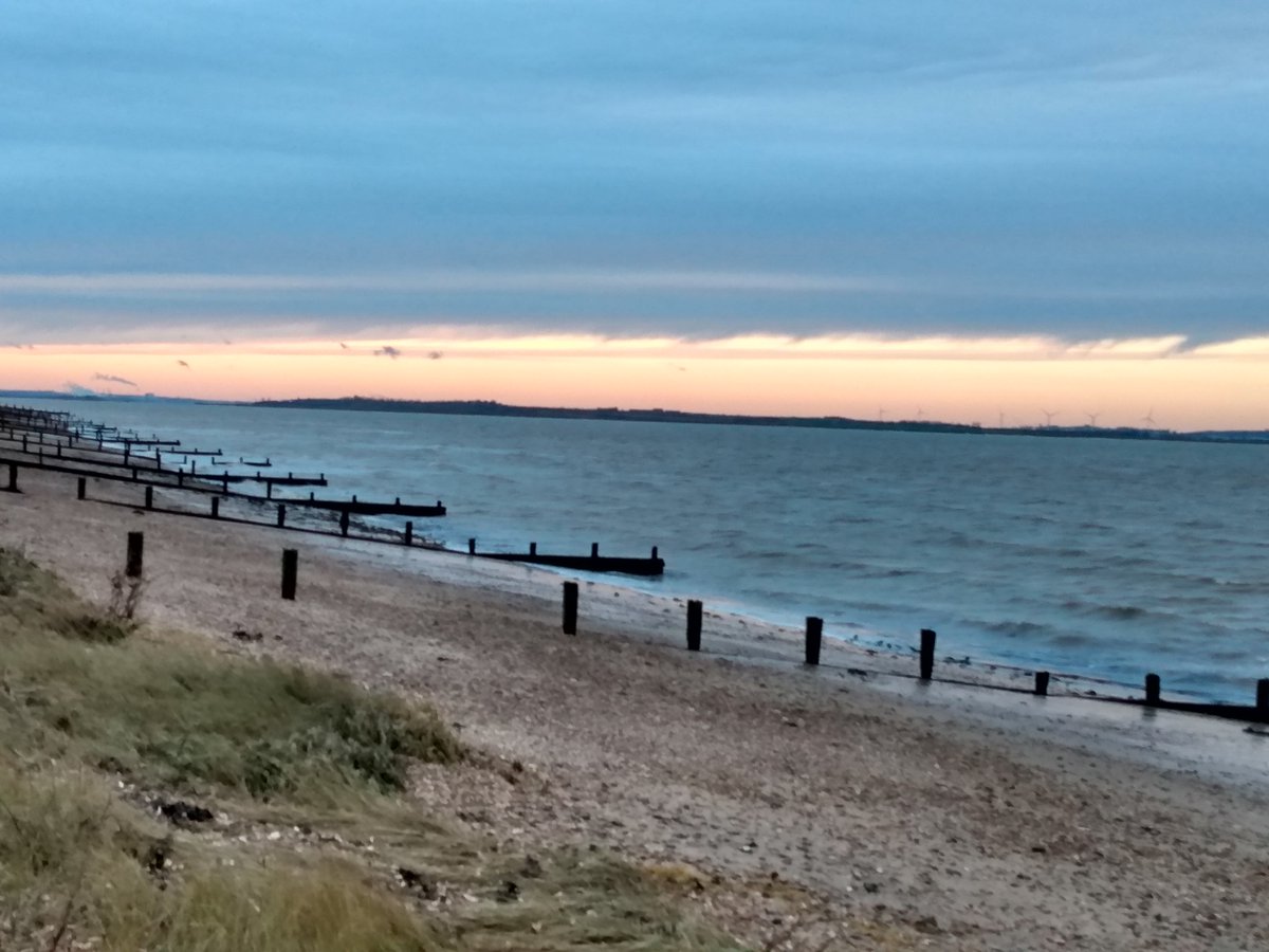 milled_pepper's tweet photo. ... and today at Seasalter the 'feels like' temp was -1, the wind lashed, and our hands froze inside our gloves ...
#Whitstable #Kent #sunsetlover #coastal #sea #beach #sky #phograph #weather https://t.co/lEdzELN7ed