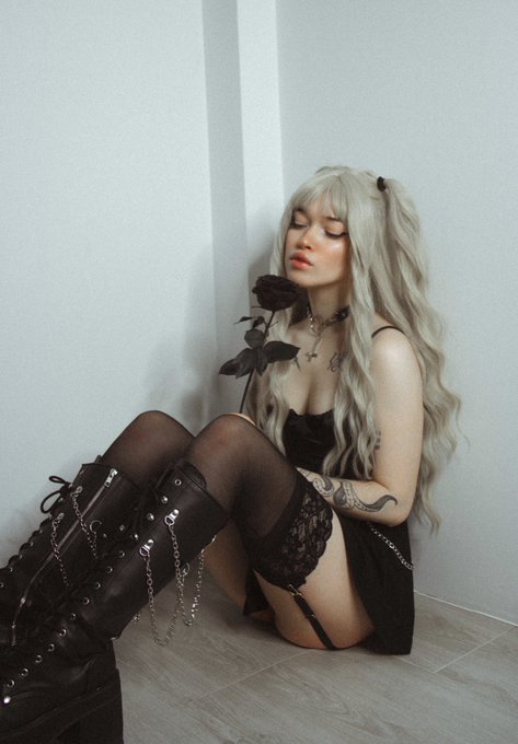 fav if u know the character inspo 🖤 https://t.co/ONVlIsxJPS