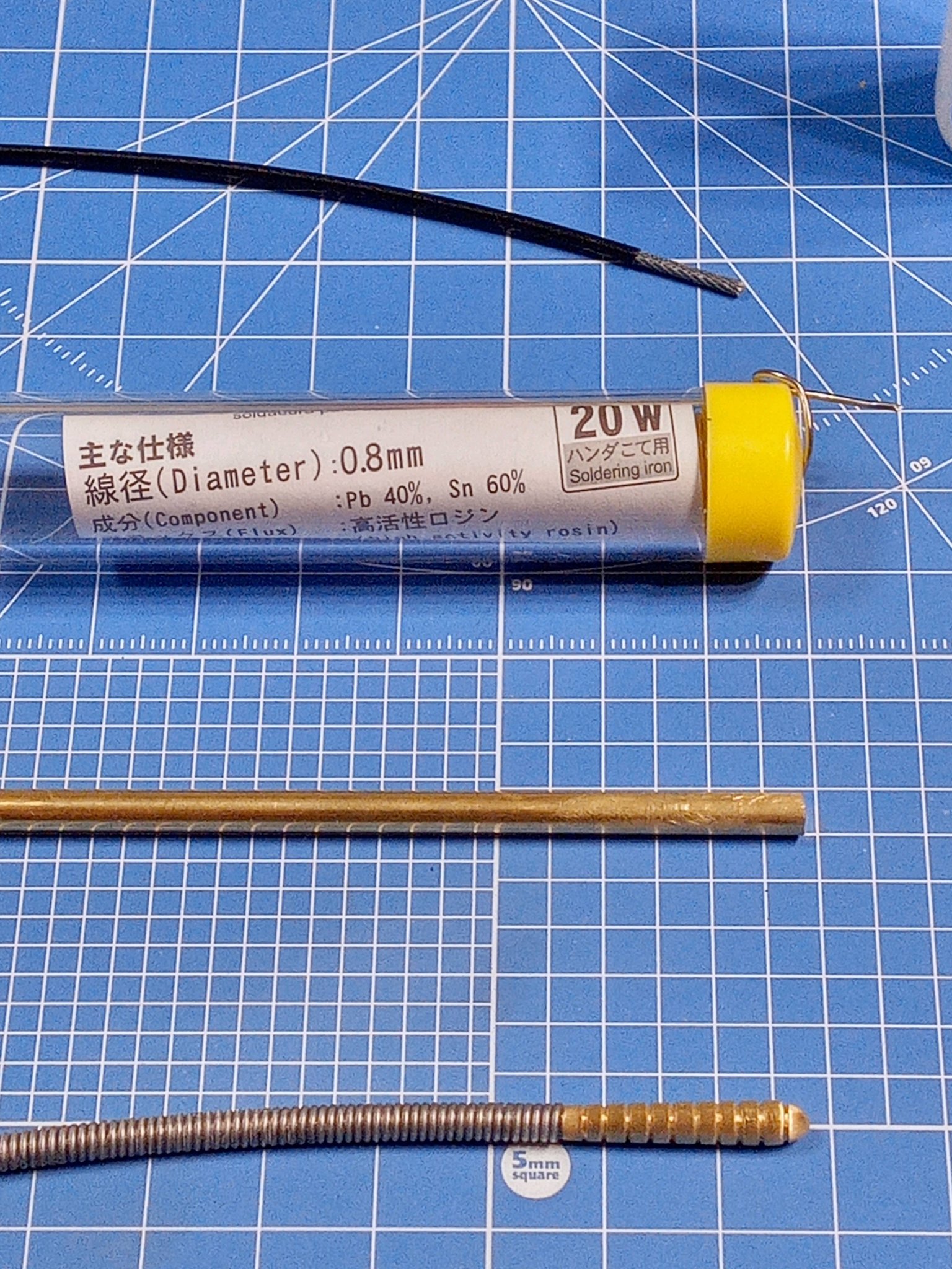 佐藤 洋 意外にも 初めて糸ハンダを巻きました ダイソーの0 8mm 母線は糸ハンダより強力なワイヤーロープ製 仕事でも使っている鋼製1 5mm径 耐荷重0kg以上のガチ仕様です 破壊力を増すために 先端は真鍮線4mmから削り出しました 叩くと本当に痛い