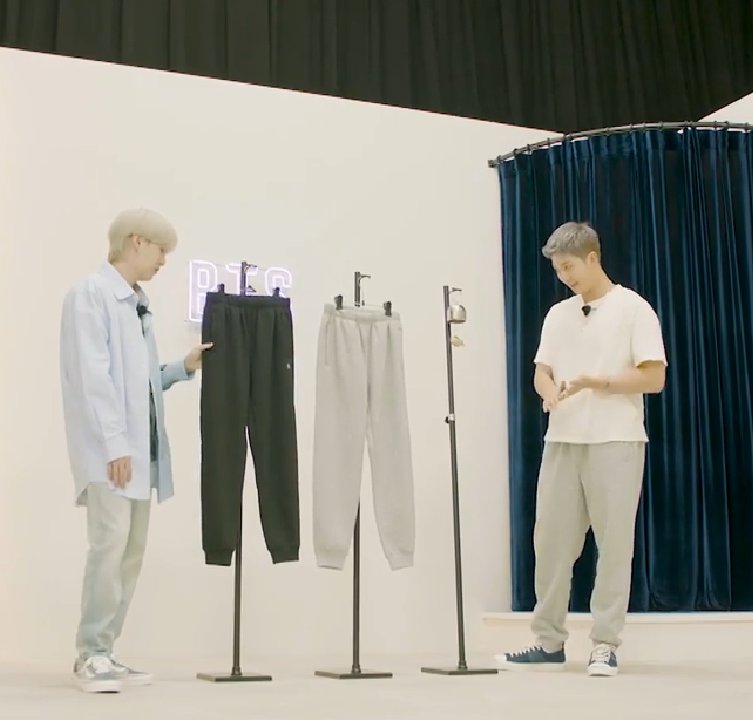 namjin_vkok's tweet photo. Prioridades para este 2022✨

1. Comprar las poderosisimas sudaderas By RM 🛐🥺
2. Comer
3. Pagar la U

#ArtistMadeByRM #ShowByRM #BY_RM @BTS_twt https://t.co/JZQNBGH6oG