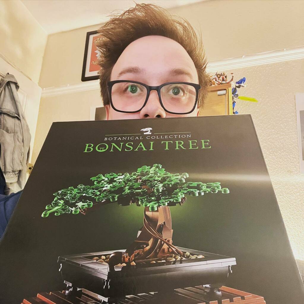 Jake_Studs's tweet photo. Let make a #lego tree this #afol wonโt sneeze at being in my room! See you at 9pmGMT/4pmET/1pmPT/8amNZT for the #bbcmty #legoraidtrain over on #Twitch! Also need suggestions as we are close to both #streamaniversary & #twitchaffiliate anniversary too!!! https://t.co/ioNZvZtKSa https://t.co/wAdQaK2bmG