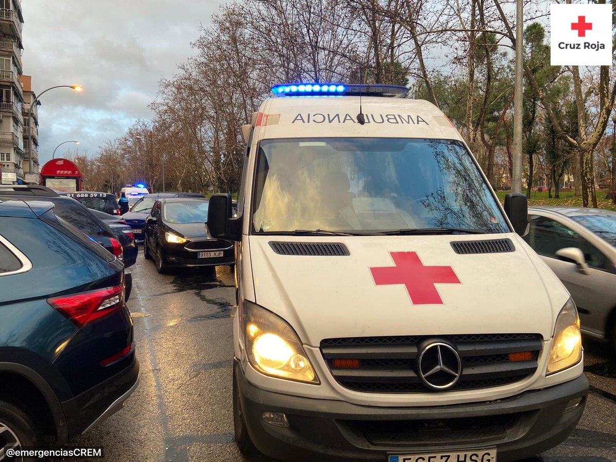 emergenciasCREM's tweet photo. Tras solicitud desde #SUMMA112 uno de nuestros #SVB interviene en la atención y evacuación de los heridos producidos en un accidente de tráfico en #Leganes.

Con lluvia os pedimos más precaución:
- Reduce tu velocidad
- Aumenta la distancia de seguridad.
- Hazte ver 

#ASEM112 https://t.co/gKn8E7Z7r9