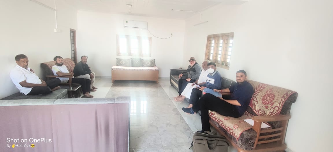 "દાતારી"
અંજાર તાલુકાના ખોખરા ગામના ખેડૂત શ્રી નટુભા માધવસંગ જાડેજા અને મીઠા પસવારિયાના ખેડૂત શ્રી વીરા રામા રવા ની
પોતાની ખાનગી માલિકીની ૧૭ એકર જેટલી જમીન "ગામતળ" ના ઉપયોગ માટે સરકાર ખાતે જમા કરાવી.<a href="/PrantAnjar/">SDM ANJAR</a>
<a href="/RacKachchh/">RAC & ADM Kachchh</a>
@CollectorKutch <a href="/revenuegujarat/">Revenue Dep. Gujarat</a> <a href="/pkumarias/">Pankaj Kumar</a> <a href="/trajendrabjp/">Rajendra Trivedi</a>