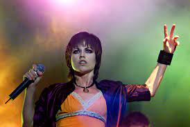 IrishWomenin's tweet photo. Dolores O'Riordan (born 1971 - died 2018) was one of the most important singers ever to have come from #Ireland. Her singing style, best known while lead singer of #TheCranberries, was influenced by the #Irish tradition of keening. 
#IrishWomenInHistory #NollaigNamBan #Music https://t.co/E69O5G7TeA