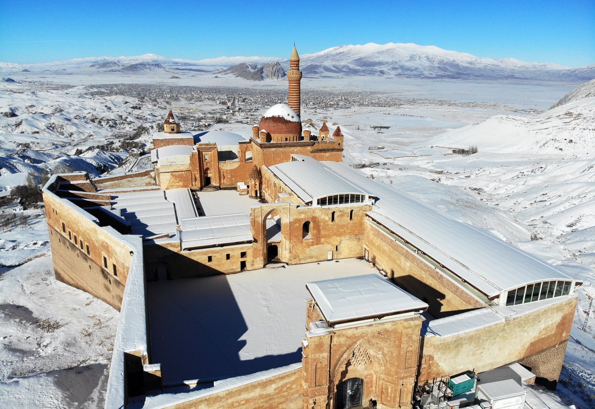 #Ağrı'nın Doğubayazıt ilçesinde, bulunan tarihi İshak Paşa Sarayı ve çevresi, kar yağışıyla birlikte ziyaretçilerin daha çok ilgisi çekiyor

📷 AA