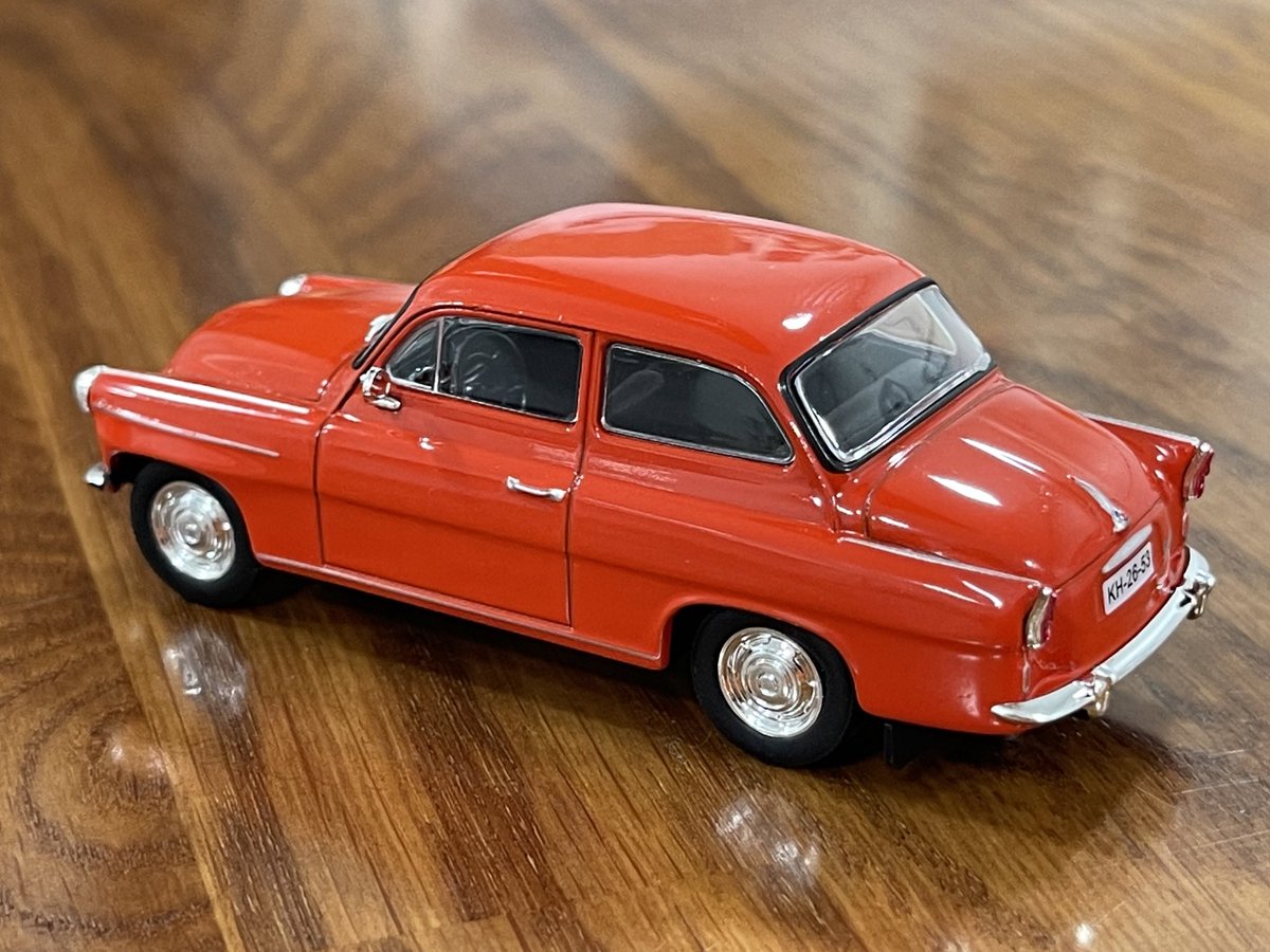 #43vecesmáspequeños Mi colección. 746. Škoda Octavia. Pues sí, el primer Octavia fue este sedán de dos plazas y tracción trasera lanzado en 1959. Medía poco más de 4 metros y montaba motores de 1.1 y 1.2 litros de entre 40 y 55 CV. Miniatura de PCT para coleccionable de quiosco.