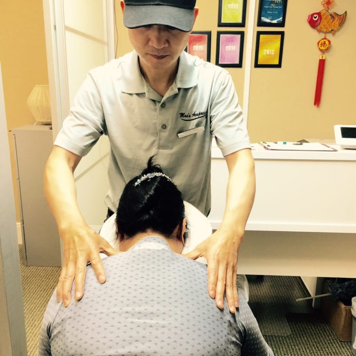 PressureMassage's tweet photo. Do you feel like you're carrying the weight of the world on your shoulders? Our therapeutic massage can help with that. #MaesAcupressure #MessageTherapy #massage https://t.co/5AmeopMLlS
