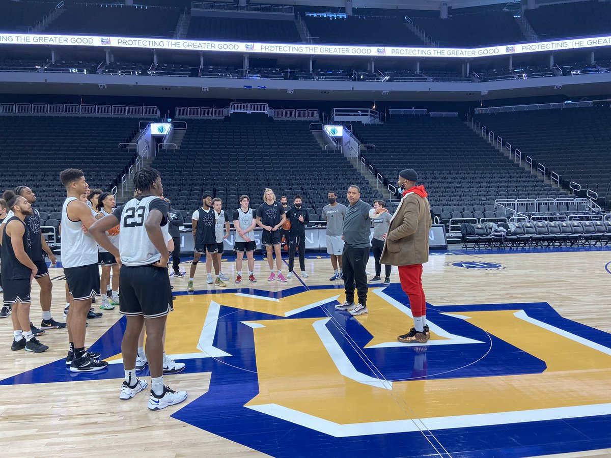 PCFriarsmbb's tweet image. Friar great and former Big East Champ Kadeem Batts talks to the team prior to tonight’s @BIGEASTMBB game at Marquette on @FS1 with Lisa Byington and Brian Butch calling the action. #gofriars