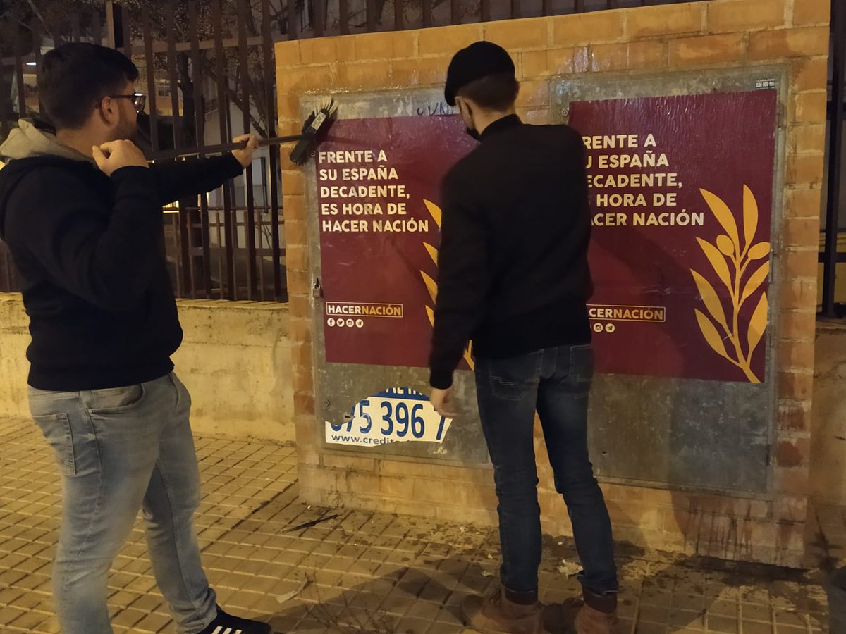 HN_Alicante's tweet photo. #Activismo | Nuestro trabajo es despertar conciencias, construir una comunidad política y social que haga frente a un sistema en decadencia y a una democracia corrupta.
No será fácil, pero merece la pena intentarlo.
Es hora de #HacerNación ⚒️🫒 #DefiendeElche https://t.co/fXsd6He2EQ