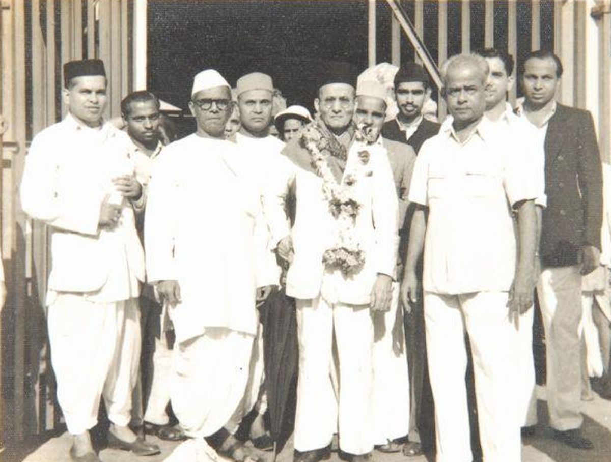 ये देखिए इनके आदर्श क्या पहनते थे? नेहरू का कपड़ा जाँचने वाले ये बताएं कि 'विदेशी वस्त्र जलाने वाले पहले' होने का दावा करने वाले सावरकर ज़िंदगी भर विदेशी वस्त्र क्यों पहनते रहे? धोती-कुर्ता क्यों नहीं?