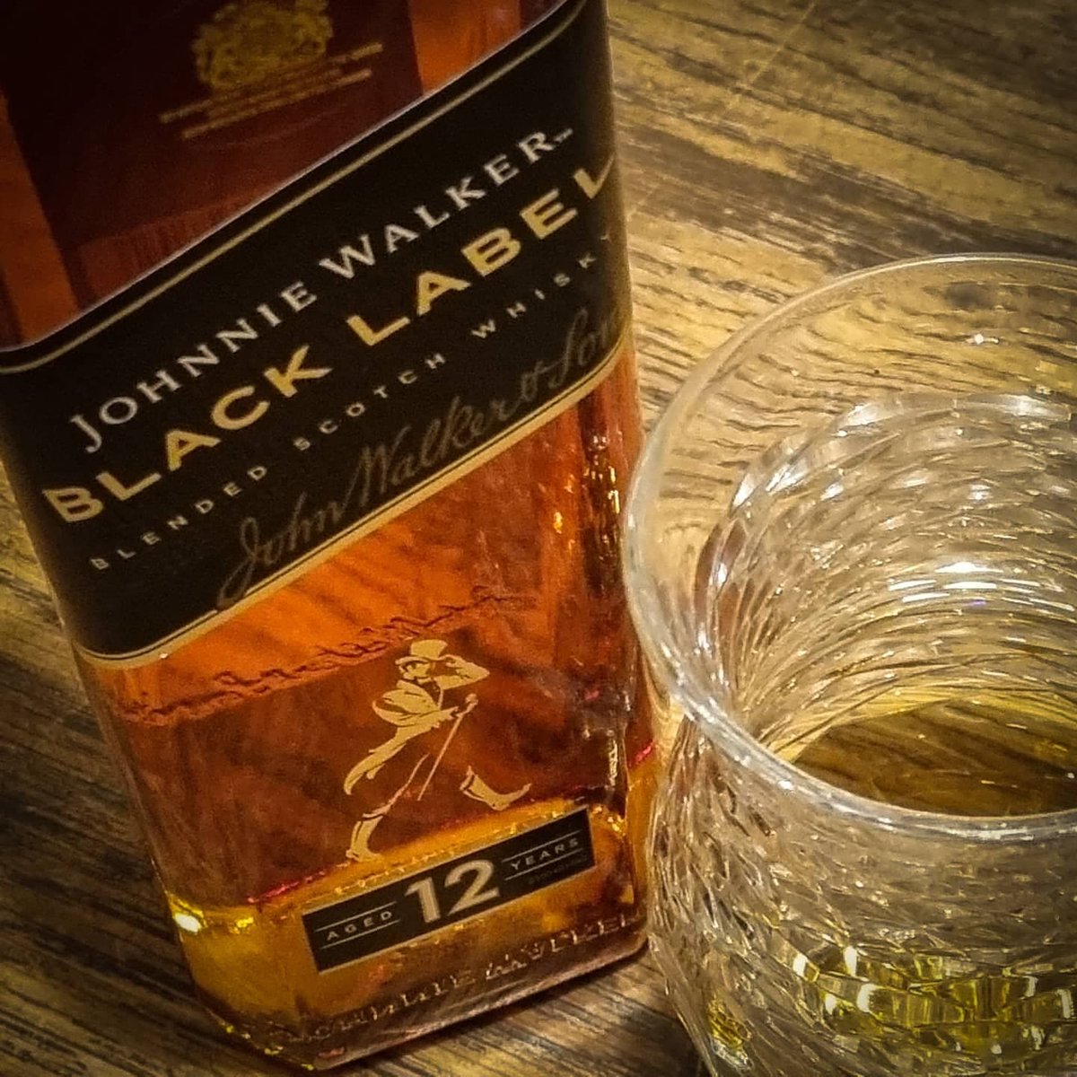 I haven't had the Johnnie Walker Black before. This is really nice. It tastes of burnt oak and, dark chocolate. Smooth. Very reasonably priced. Glass from the guys in Dingle Crystal always a touch of class. #johnniewalkerblack #johnniewalker