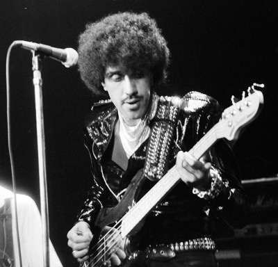 MarcinBrixen's tweet photo. 35 lat temu zmarł Phil #Lynott. Nietuzinkowa biografia, ogromny talent. Był o krok od szczytu. Narkotyki. Zostawił w spadku fantastyczna muzykę Thin Lizzy. https://t.co/1gUgidqTyG