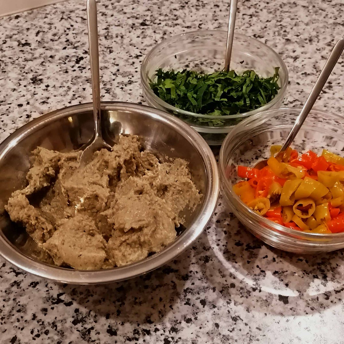 MikeKocht's tweet photo. #Blini #Twooking einmal #Crossover #XOver:
Serviert mit #BabaGanoush #Pfefferoni #Petersilie für den "Selbstbau"
Daher nur ein Symbolfoto ;-)
#Melanzani #Auberginen #Knoblauch #Kreuzkümmel #Cumin #Tahin #Sesampaste
https://t.co/GtYNAih5j4 https://t.co/qCH7tKungj