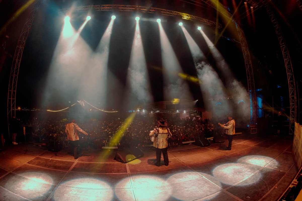 NortexFestival's tweet photo. El “Rey del Acordeón” @iamramonayala, cerró el #Nortex2021 como solo él sabe hacerlo, deleitándonos con sus grandes éxitos "Rinconcito en el Cielo", "Casas de madera" y claro que no podía faltar "Tragos Amargos". 🤠🪗🎶 https://t.co/5zng8ZXxBN
