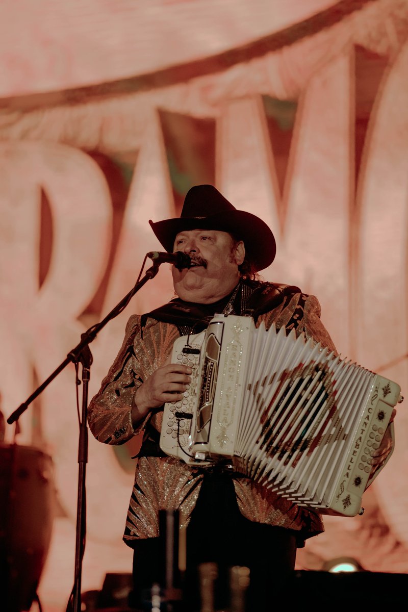NortexFestival's tweet photo. El “Rey del Acordeón” @iamramonayala, cerró el #Nortex2021 como solo él sabe hacerlo, deleitándonos con sus grandes éxitos "Rinconcito en el Cielo", "Casas de madera" y claro que no podía faltar "Tragos Amargos". 🤠🪗🎶 https://t.co/5zng8ZXxBN
